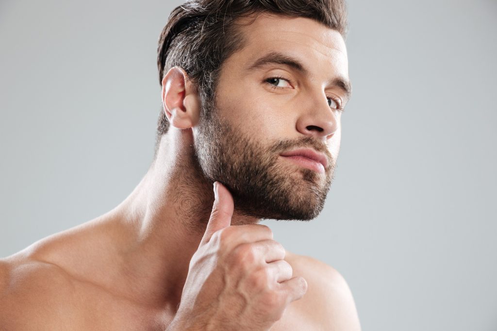 Homem analisando sua barba
